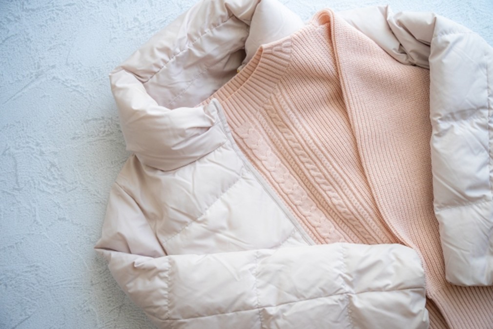 ダウンジャケットとセーターの写真