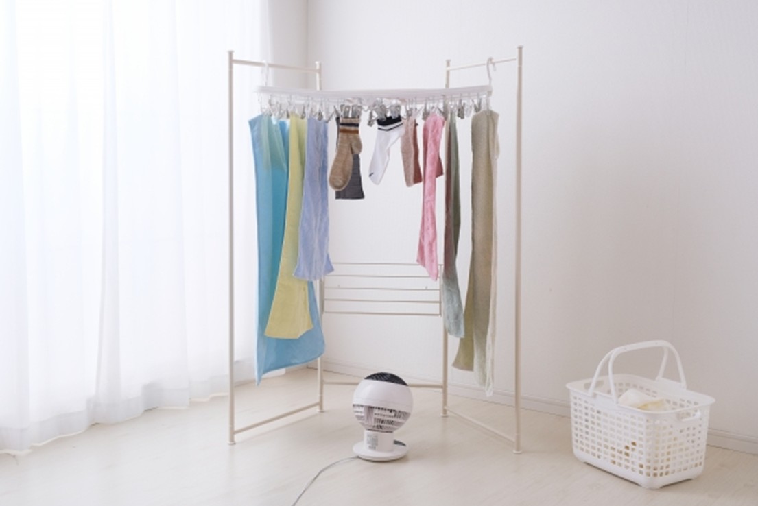 洗濯物にサーキュレーターで風を当てているイメージ