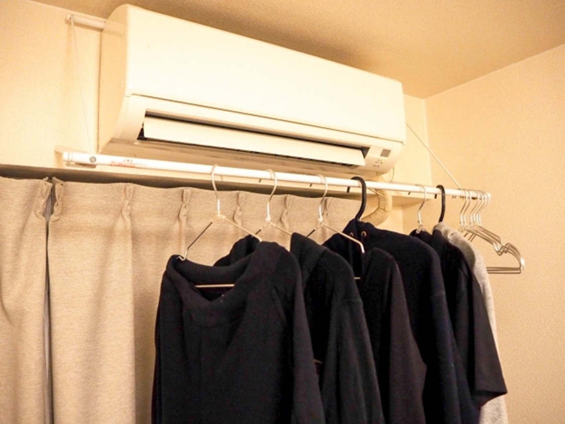 洗濯物をカーテンレールに干しているイメージ