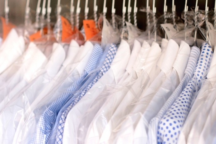 ビニールカバーがかかった服