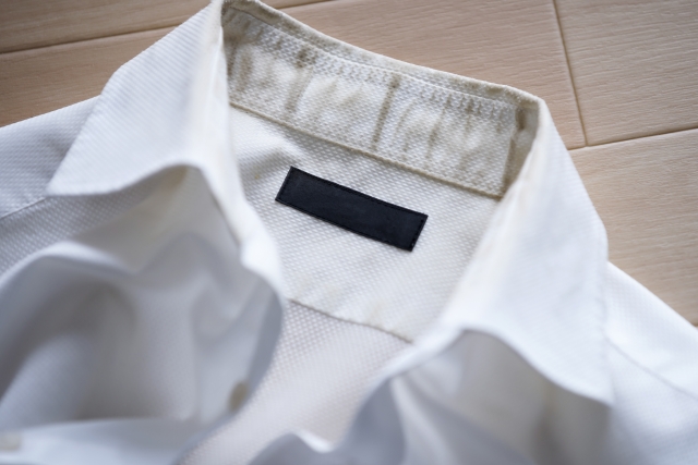 自宅でできる白い服の黄ばみの落とし方【クリーニング専門店監修】