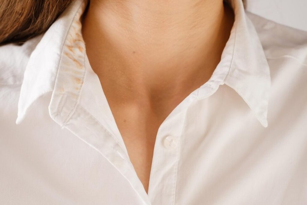 服のファンデーション汚れ落とし|原因・種類別の対処法と予防策をプロが解説