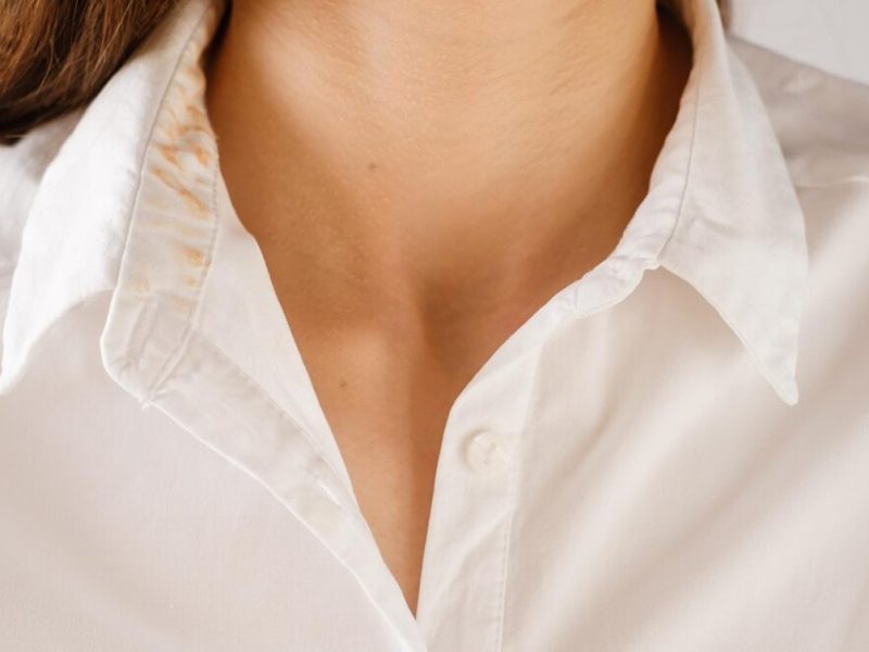 服のファンデーション汚れ落とし｜原因・種類別の対処法と予防策をプロが解説