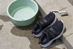 スニーカーの臭い取り完全ガイド｜家庭でできる対策と予防法をプロが解説