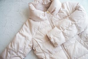 【プロが解説】ダウンの嫌な臭いを自宅で消す方法｜原因別の対応から正しい保管方法