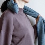 静電気が起きやすい組み合わせの服装の女性