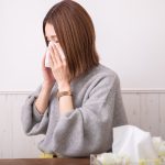 鼻をかむ女性