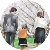 入学式に向かう親子