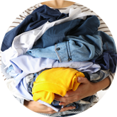 大量の服を抱えている人の写真